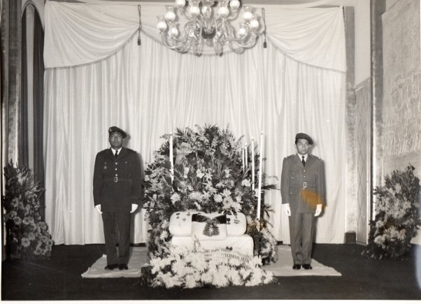 Chapelle ardente pour la dépouille du Prince Sisowath Monipong dressée dans le Grand Salon de la Résidence de l'Ambassade Royale du Cambodge à Paris. Septembre 1956